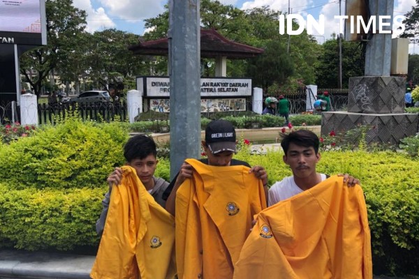 Pengemudi Ojek Online Gunakan Almamater Menyusup ke Demo di Palembang