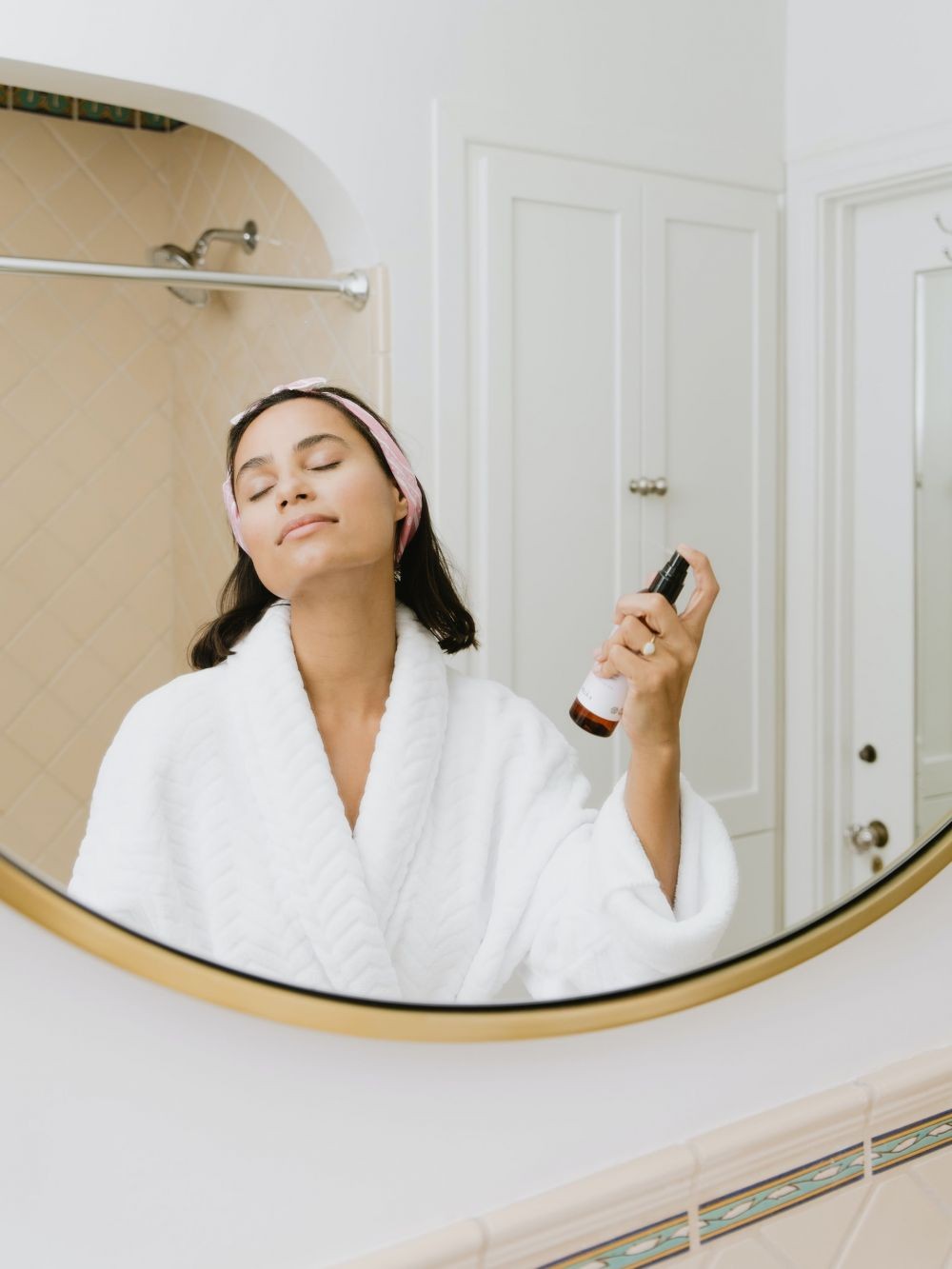 7 Tips Wajah Tetap Glowing Selama Ramadan, Pakai Face Mist