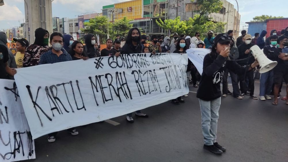 Sekelompok Pria Berambut Gondrong Ikut Demo di Makassar, Siapa Mereka?