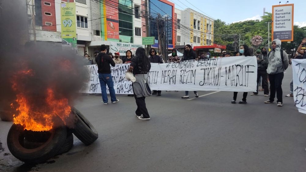 Sekelompok Pria Berambut Gondrong Ikut Demo di Makassar, Siapa Mereka?