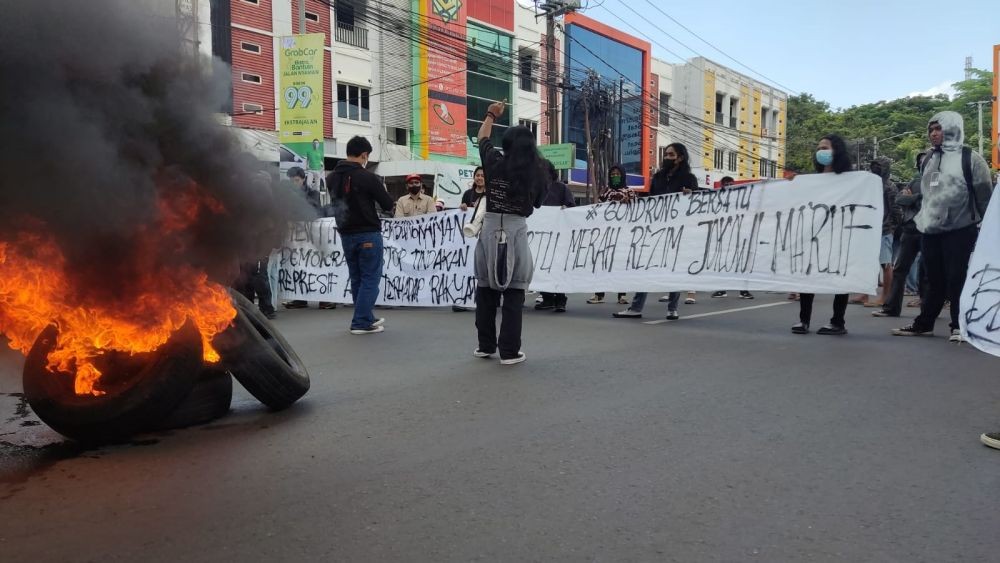 Sekelompok Pria Berambut Gondrong Ikut Demo di Makassar, Siapa Mereka?