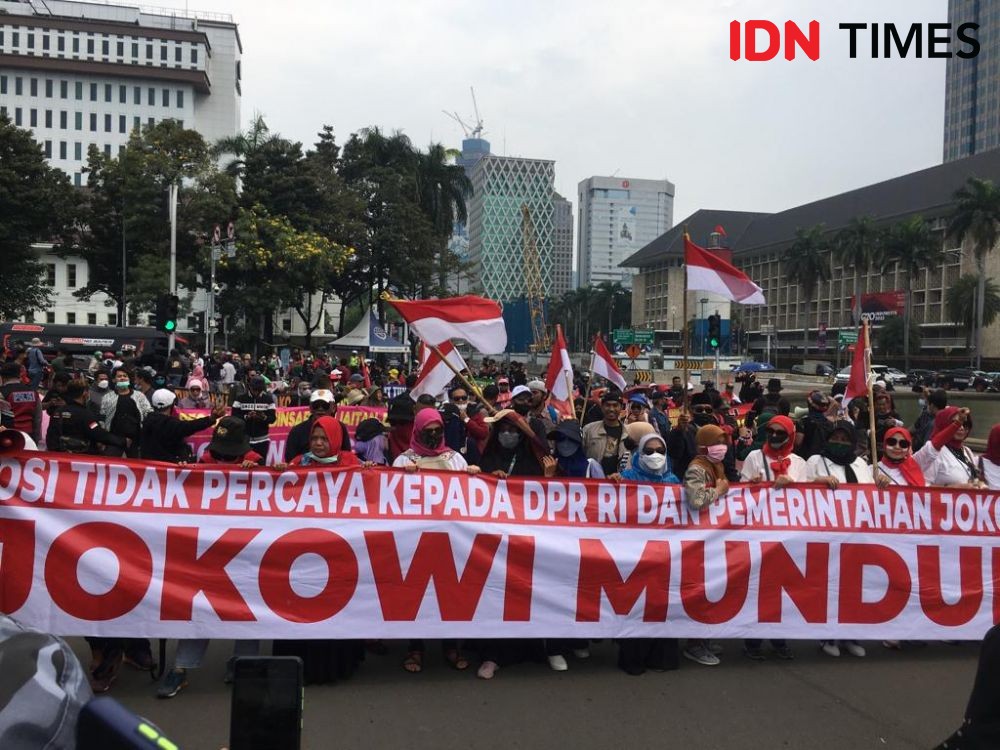 Potret Emak-Emak Demo 21 April, Bentangkan Spanduk Besar di Jalan 