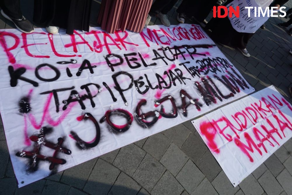 Ratusan Mahasiswa Gelar Aksi di Titik Nol KM, Sempat Blokade Jalan