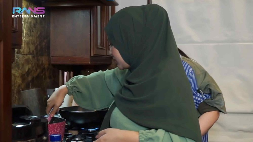 10 Momen Nagita Slavina dan Aurel Hermansyah Masak Sahur Bareng