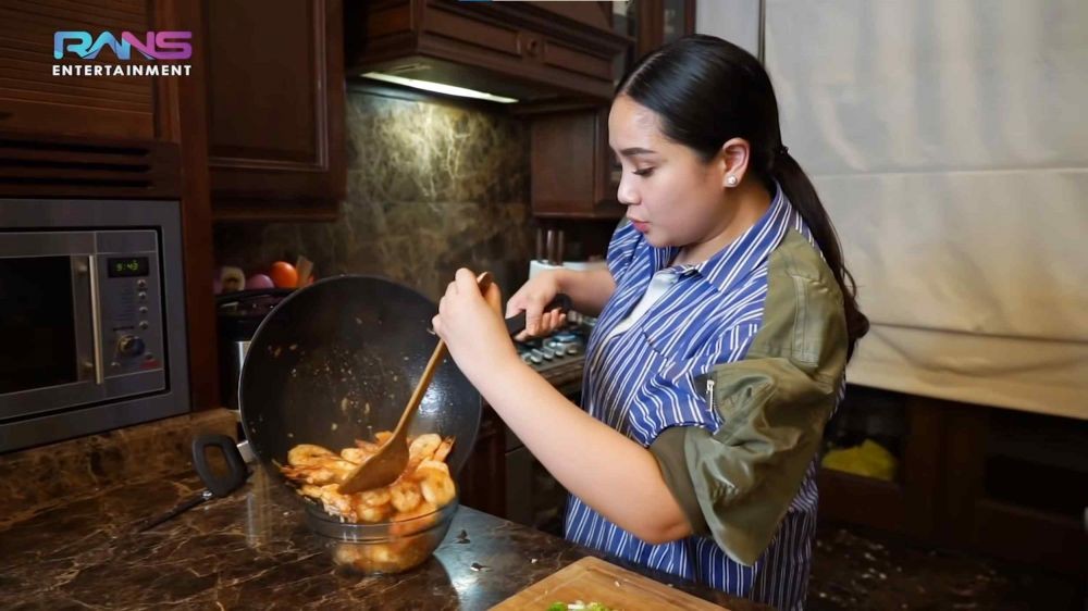 10 Momen Nagita Slavina dan Aurel Hermansyah Masak Sahur Bareng