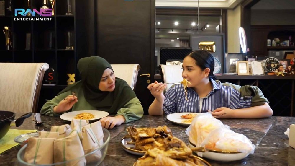 10 Momen Nagita Slavina dan Aurel Hermansyah Masak Sahur Bareng