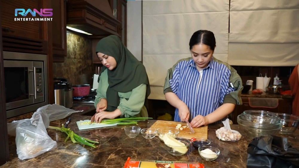 10 Momen Nagita Slavina dan Aurel Hermansyah Masak Sahur Bareng