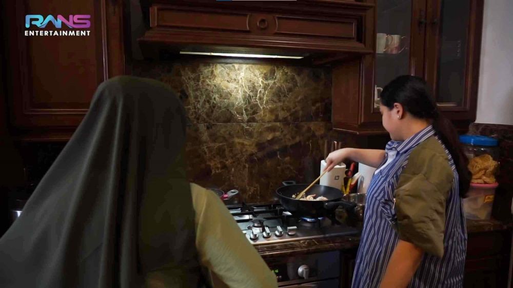 10 Momen Nagita Slavina dan Aurel Hermansyah Masak Sahur Bareng