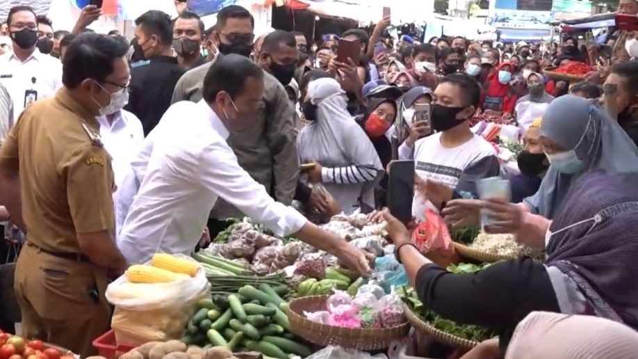 Kunker ke Cirebon, Jokowi: Bantuan Modal Pedagang Tingkatkan Daya Beli