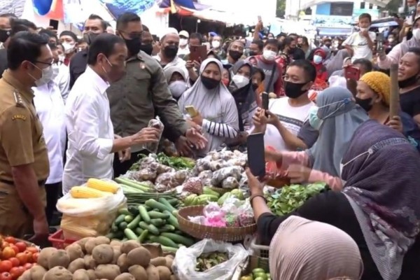 Kunker ke Cirebon, Jokowi: Bantuan Modal Pedagang Tingkatkan Daya Beli