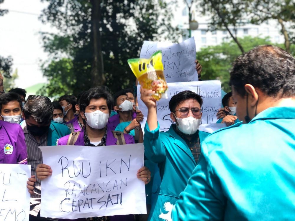 Demo di DPRD, Mahasiswa di Medan Bawa Minyak Goreng untuk Protes