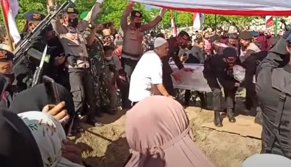 Pemakaman Ipda Imam di Madina Penuh Haru, Calon Istri Setia Mengantar