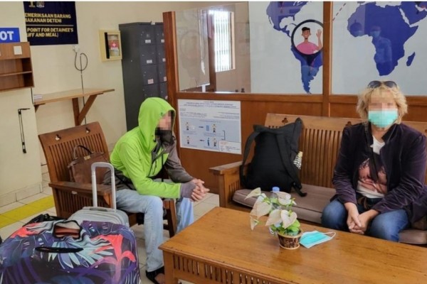 Dua Warga Rusia Lontang-lantung Kehabisan Uang di Bali