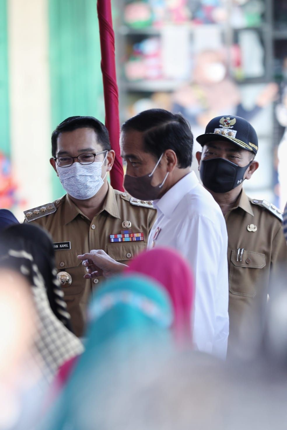 Jokowi Beri Bantuan Modal Usaha Rp1,2 Juta ke Pedagang Pasar Kanoman