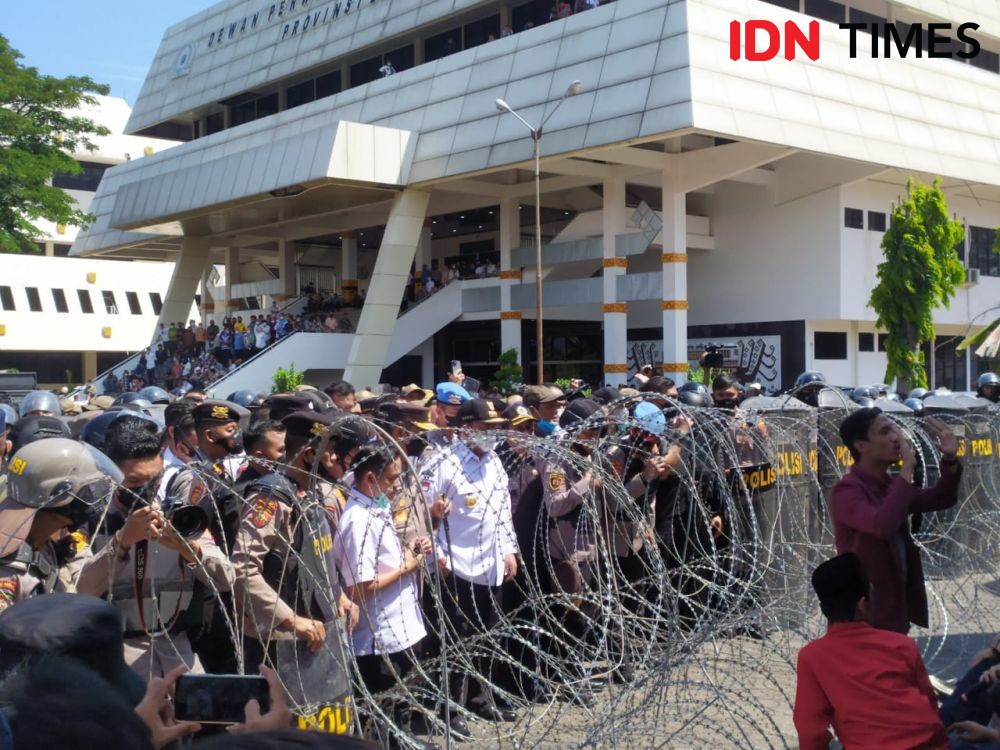 4 Jam Orasi, Akhirnya Gubernur Lampung Temui Ribuan Demonstran