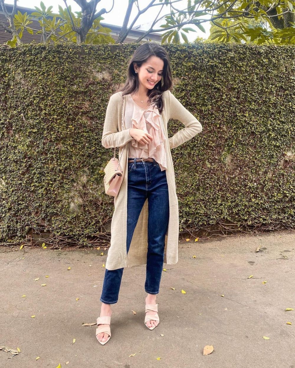 9 Inspirasi OOTD ala Sabrina Anggraini, Tampilannya Klasik