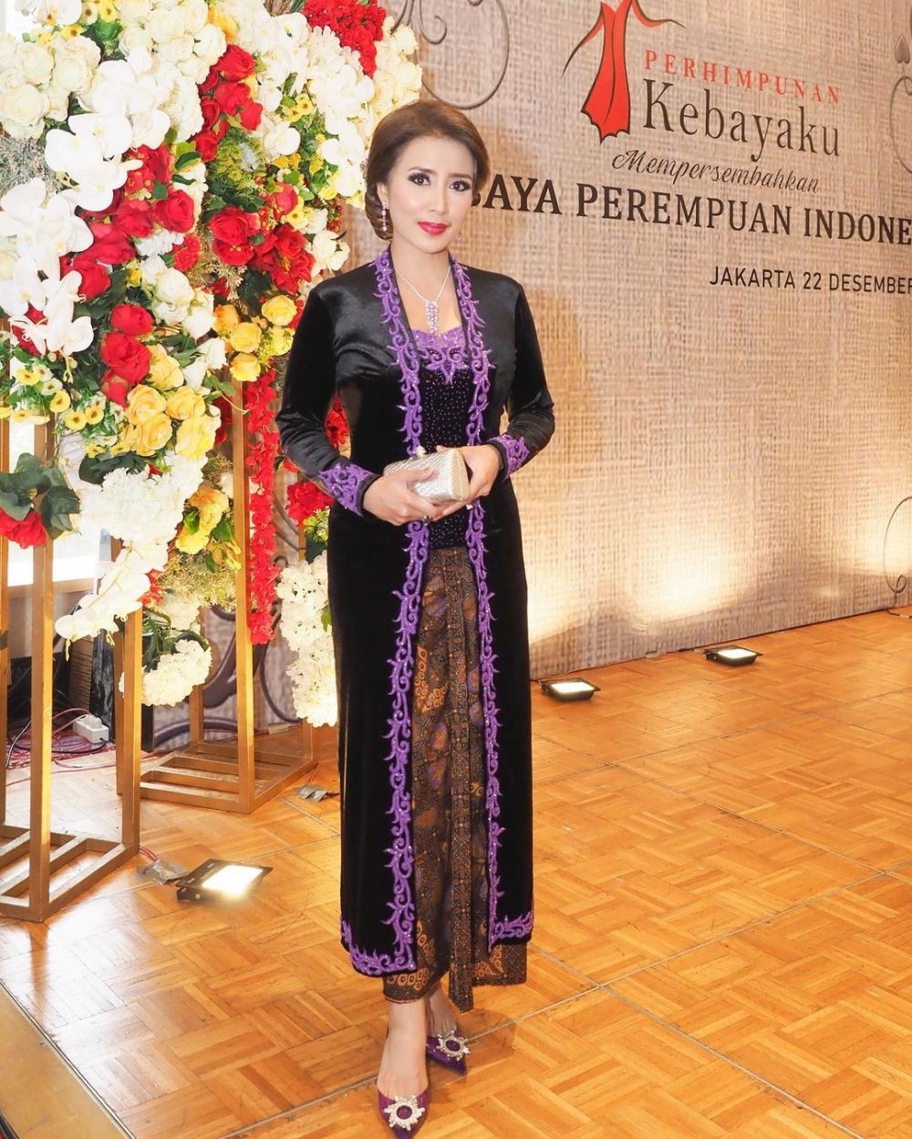 10 Ide Kebaya Hitam Ala Istri Pejabat, Modelnya Elok