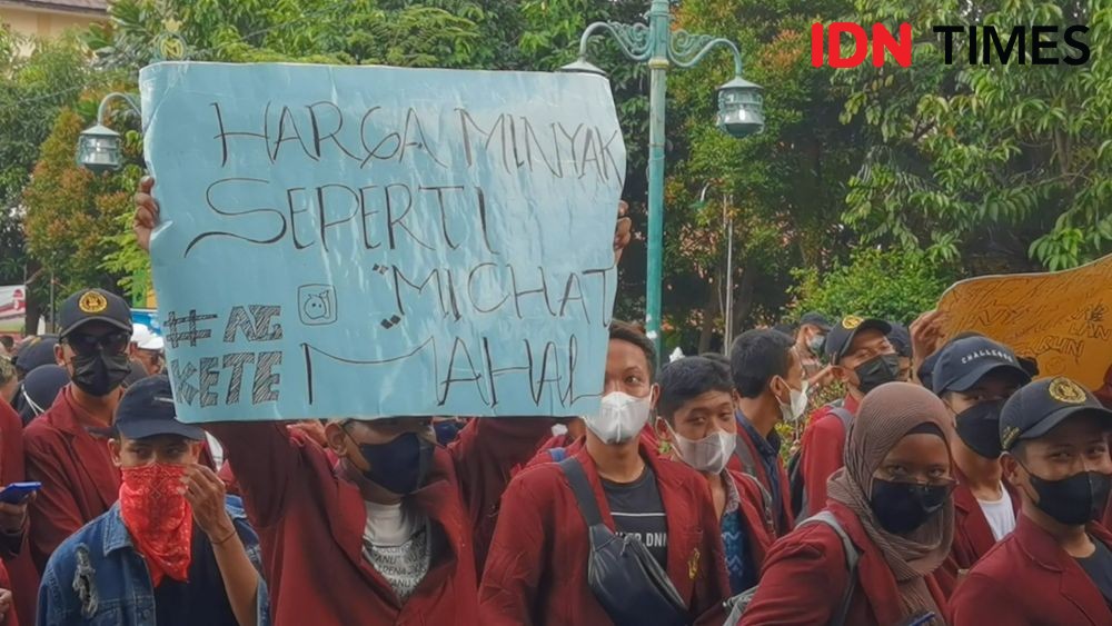 6 Poster Mengelitik Yang Dibawa Mahasiswa Saat Demo #SolorayaMengugat