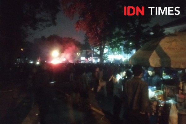 Aksi Tolak 3 Periode, Mahasiswa Kepung Kantor DPRD Jabar hingga Malam