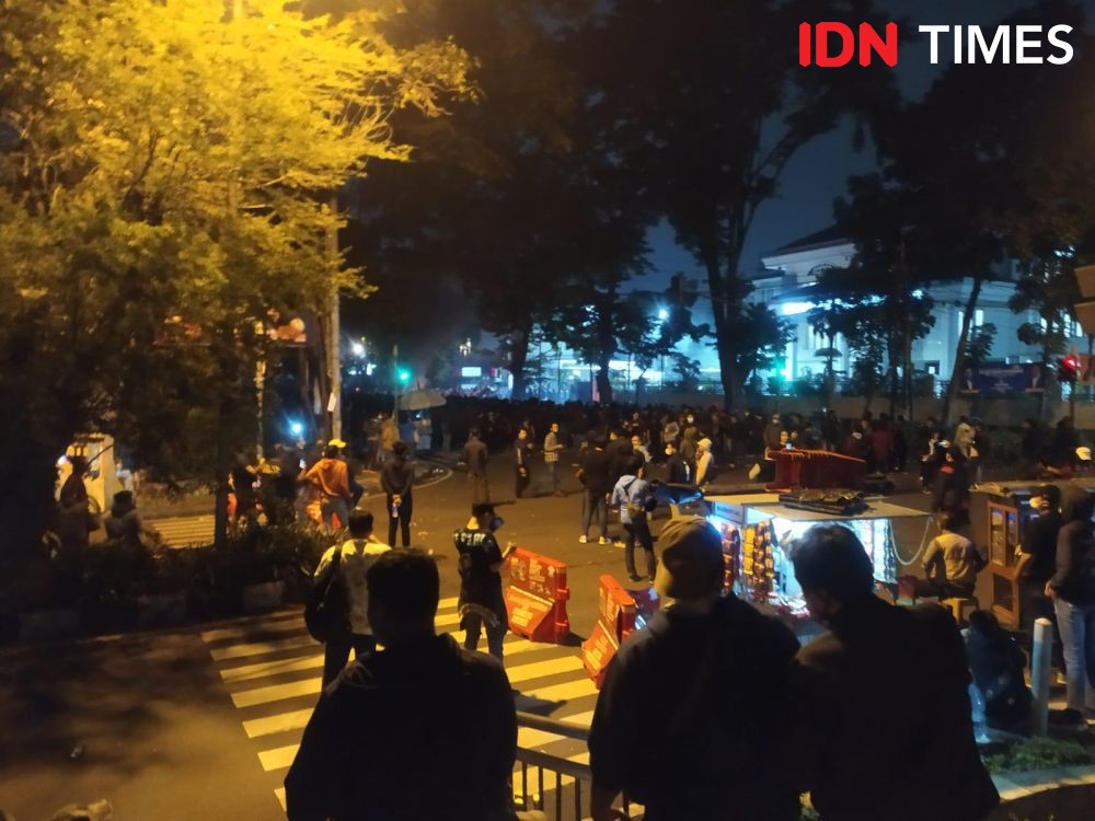 Aksi Tolak 3 Periode, Mahasiswa Kepung Kantor DPRD Jabar hingga Malam