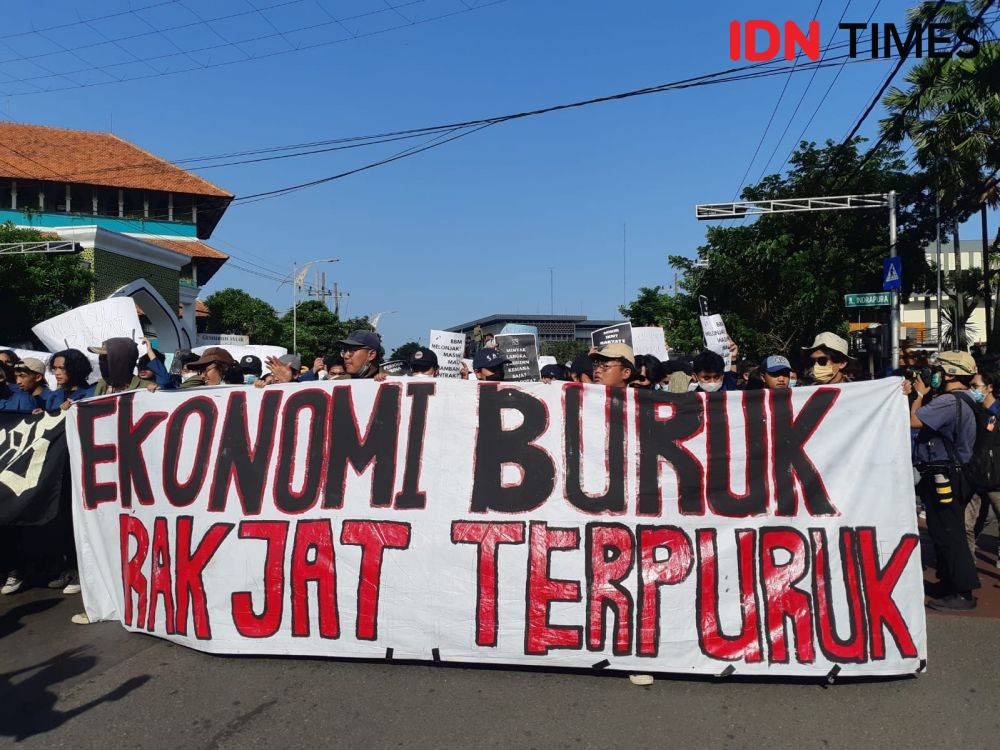 Demo Mahasiswa Surabaya Plesetkan Nawa Cita Jadi Duka Cita