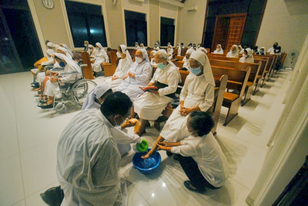 Teladani Sikap Yesus, Seorang Pastor di Semarang Cuci Kaki Suster Lansia