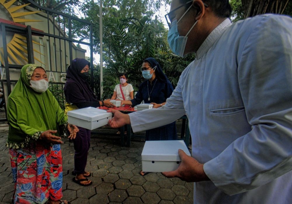 Teladani Sikap Yesus, Seorang Pastor di Semarang Cuci Kaki Suster Lansia