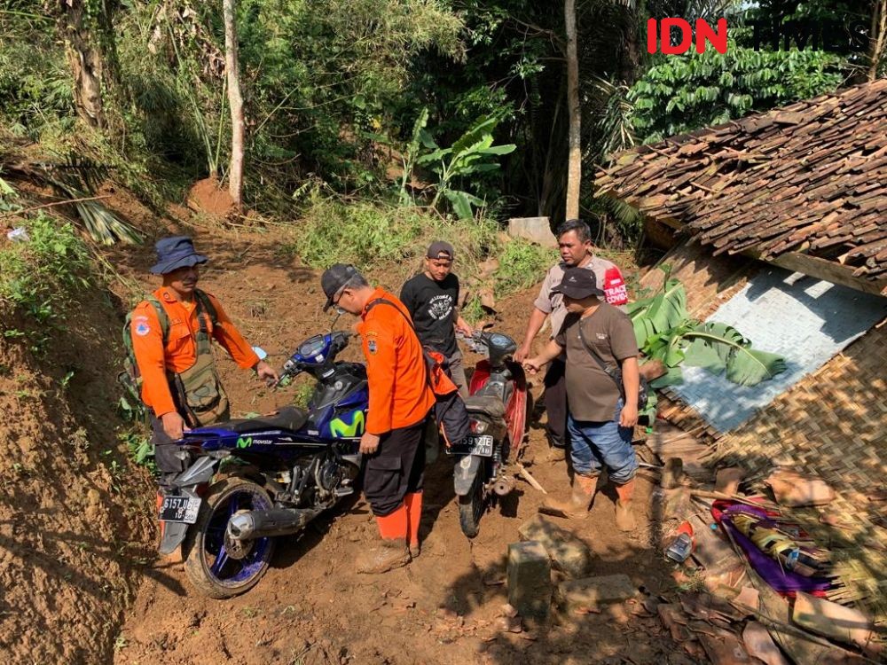 Longsor Terjang Bandung Barat, 300 Warga di Pelosok Rongga Terisolasi