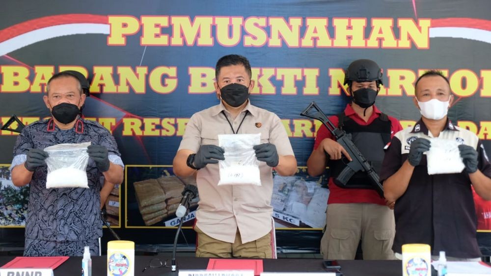 Bea Cukai Semarang Temukan 3,5 Kg Sabu Diselipkan di Pigura Kaligrafi