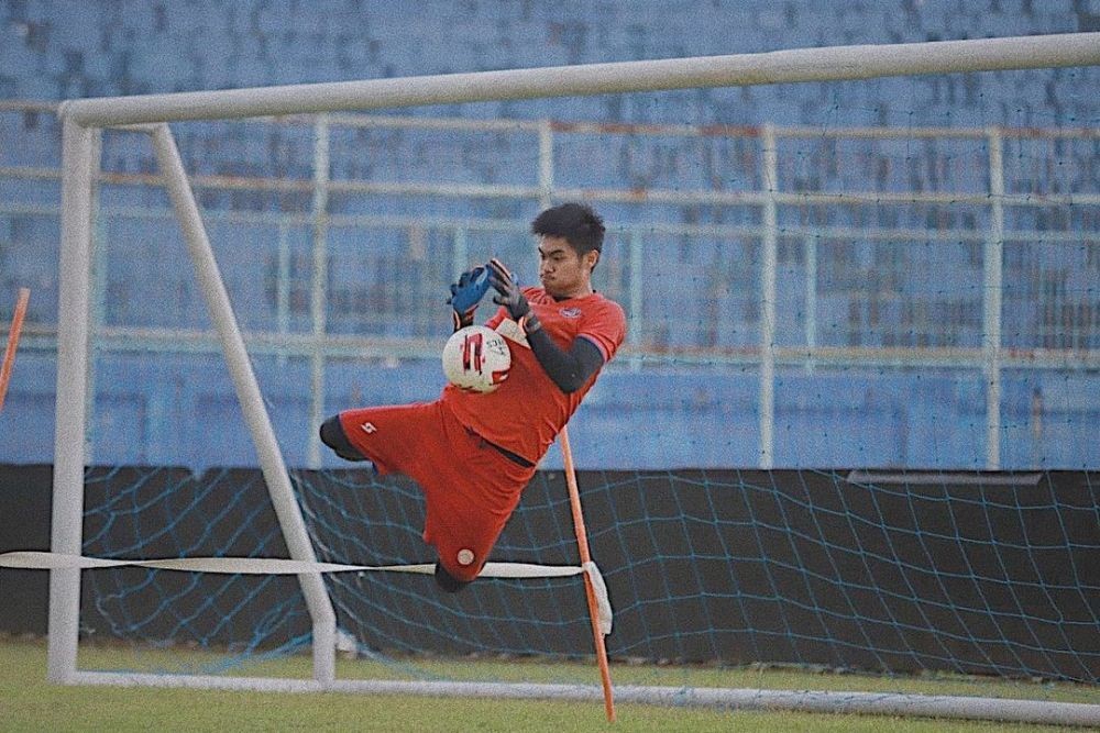 Mantan Kiper Arema FC Resmi Berseragam Persik Kediri Musim Depan