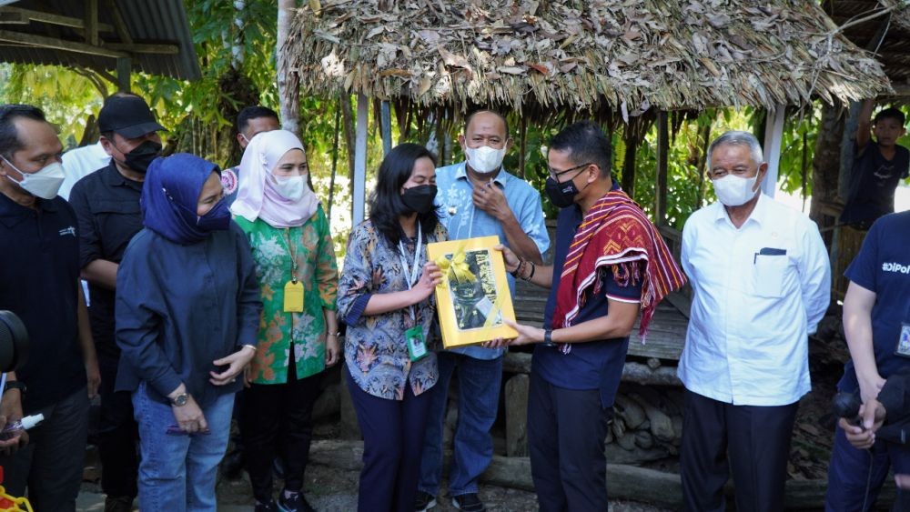 Ke Bukit Lawang, Menteri Sandiaga Uno Hiking Lihat Orangutan