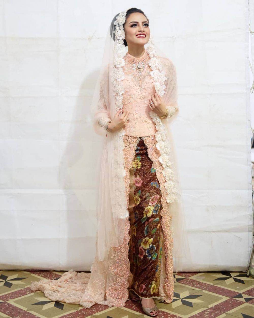 11 Inspirasi Kebaya Pastel Untuk Resepsi Pernikahan, Memikat