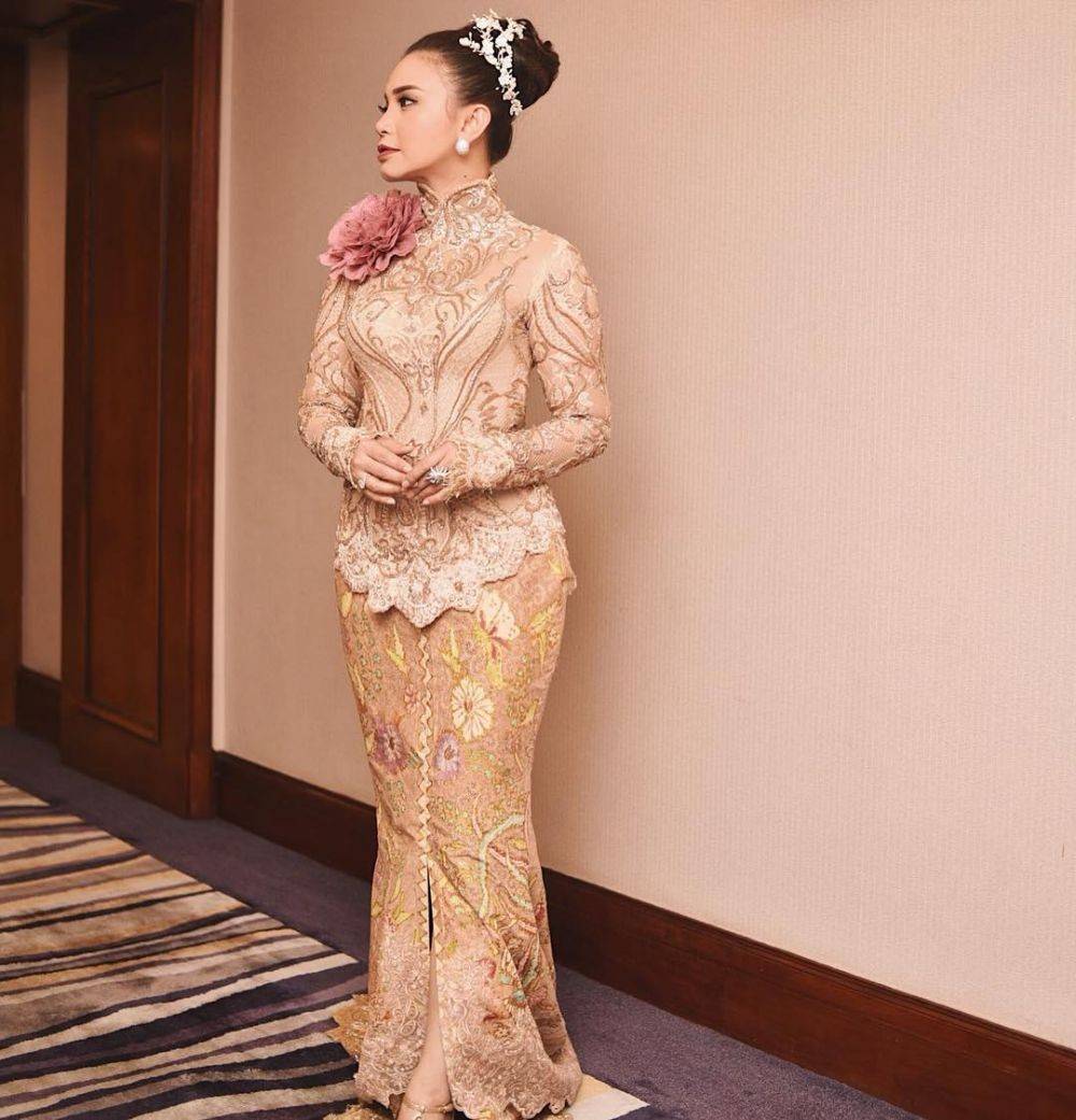 11 Inspirasi Kebaya Pastel Untuk Resepsi Pernikahan, Memikat