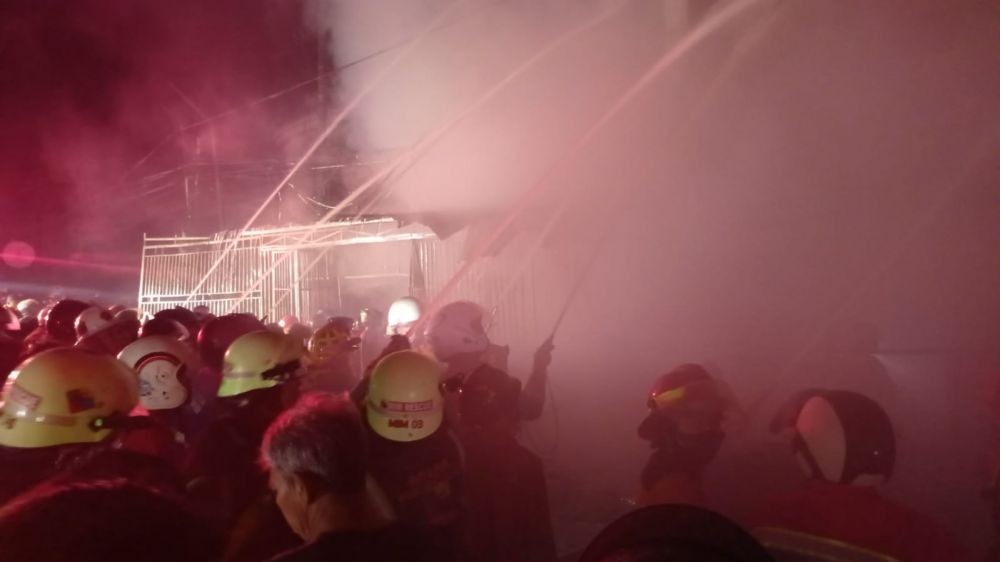 Ruko di Samarinda Ditubruk Mobil dan Terbakar, 7 Penghuni Tewas
