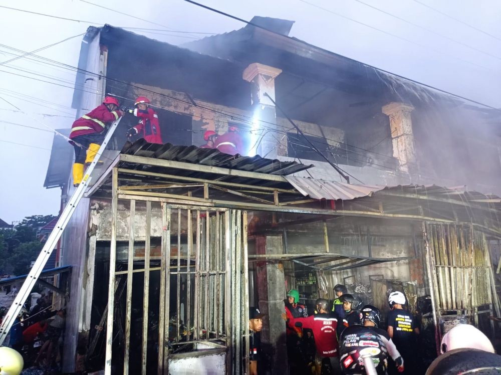 Ruko di Samarinda Ditubruk Mobil dan Terbakar, 7 Penghuni Tewas