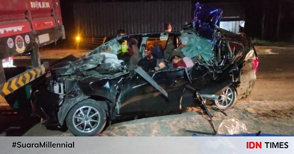 Mobil Calya Tabrak Truk Parkir Di Tuban 5 Orang Tewas