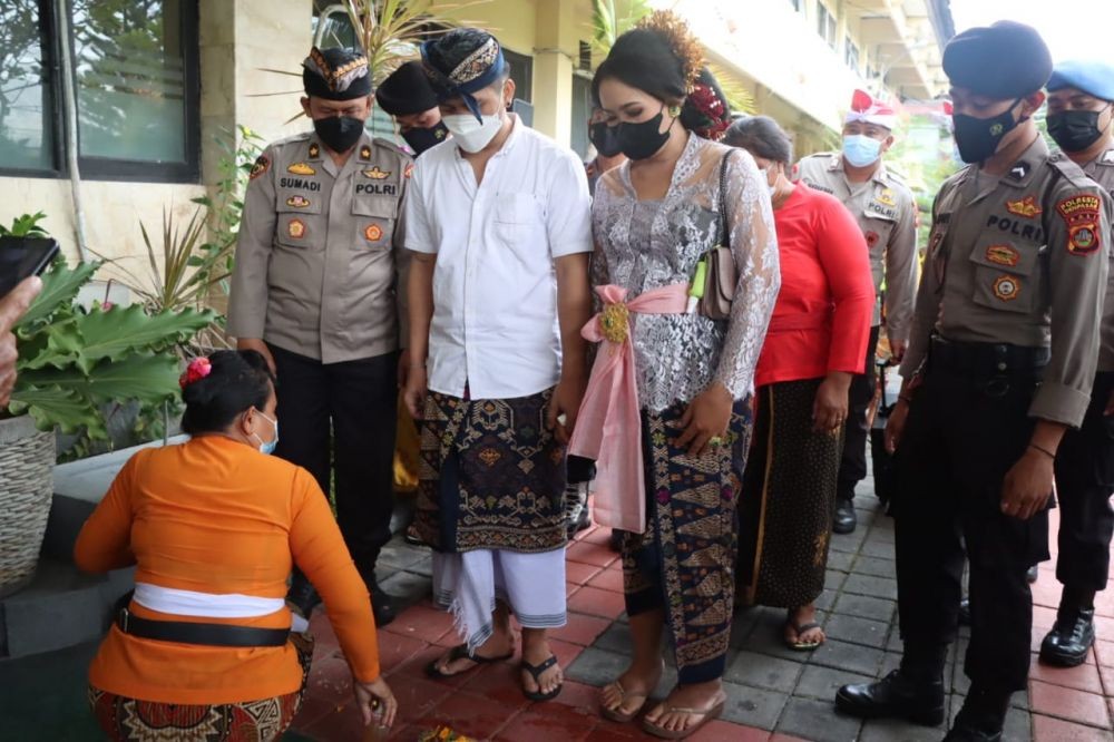 Tahanan Kejari Denpasar Menikah di Lobi Kantor Polisi