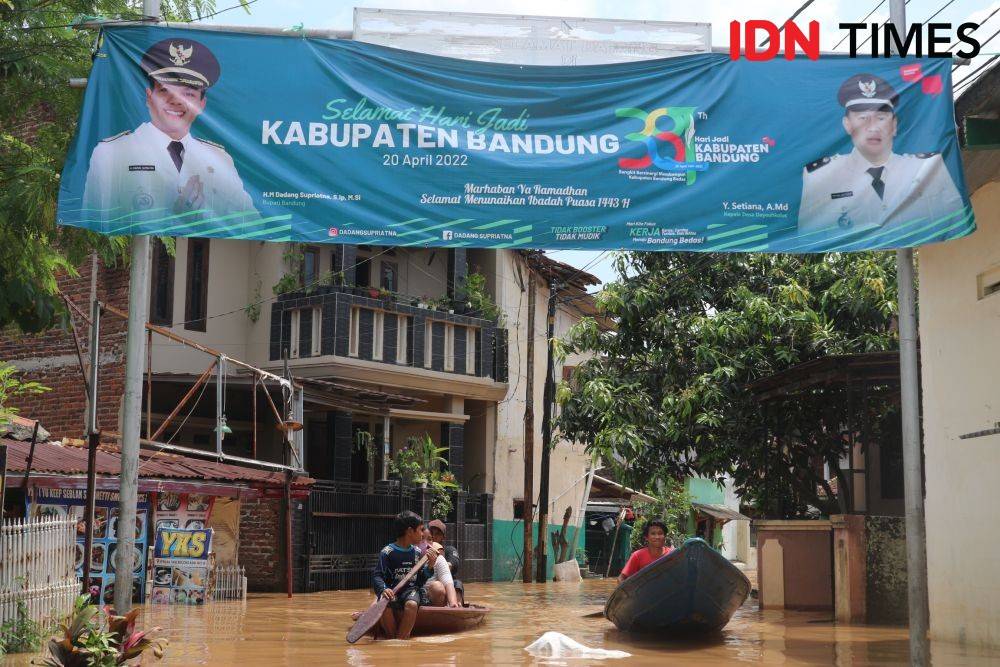 Dayeuh Kolot Banjir Lagi, Warga Beraktivitas Naik Perahu