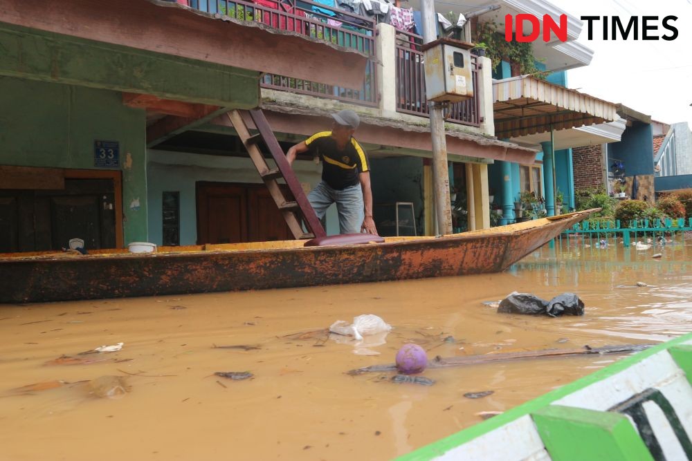 Dayeuh Kolot Banjir Lagi, Warga Beraktivitas Naik Perahu
