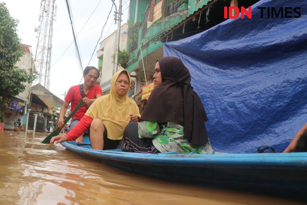 Dayeuh Kolot Banjir Lagi, Warga Beraktivitas Naik Perahu