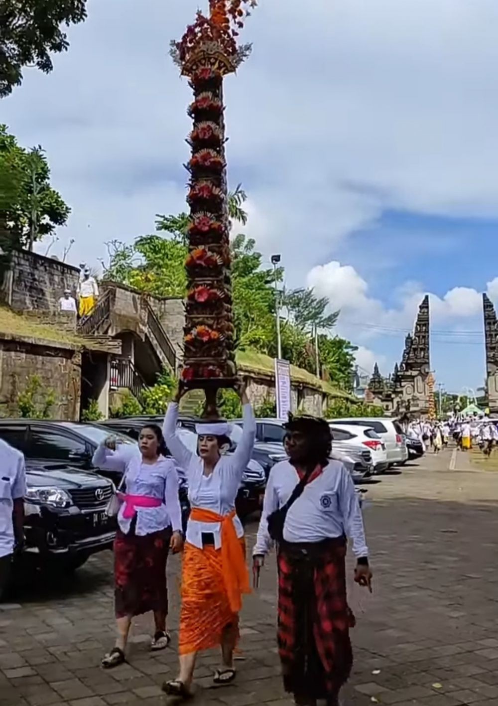 Viral Perempuan Bali Junjung Banten Pajegan 50 Kilogram, Ini Maknanya