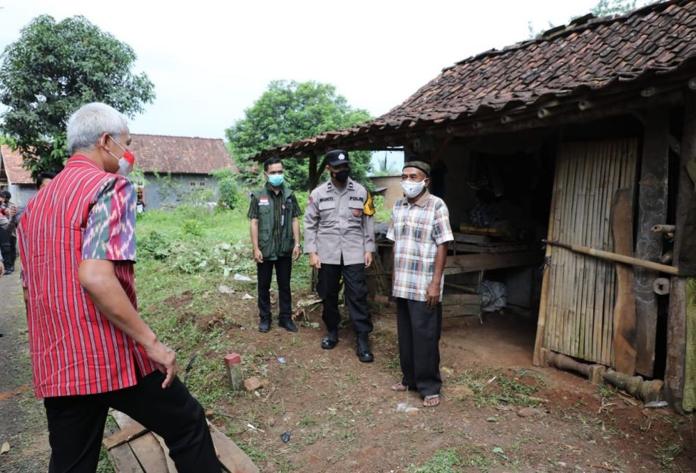 Bareng Anak Arafiq, Ganjar Bedah Rumah Pak Tarno di Pekalongan