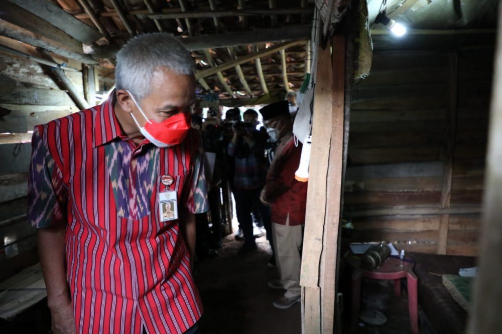 Bareng Anak Arafiq, Ganjar Bedah Rumah Pak Tarno di Pekalongan