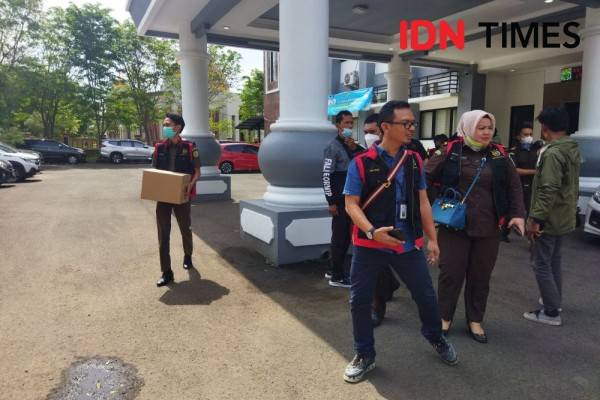 Kejari Geledah Kantor BPKAD Dan Disperindagkop Kota Serang