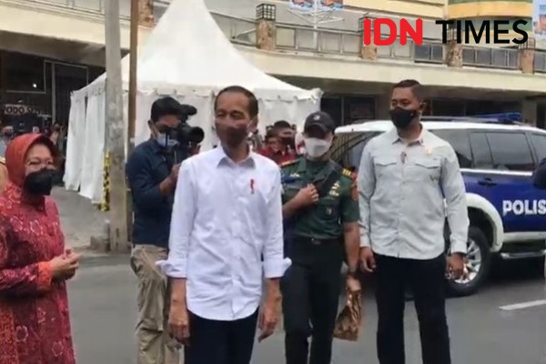 Di Surabaya, Presiden Jokowi Serahkan BLT Minyak Goreng