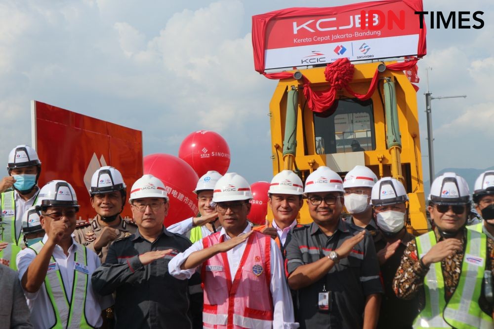 Pemasangan Rel Kereta Cepat Jakarta-Bandung Dimulai