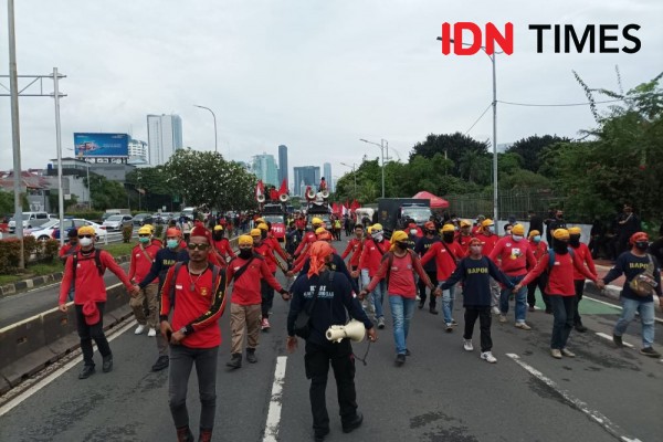 Ribuan Buruh Dan Emak-Emak Bersatu Di Demo 21 April