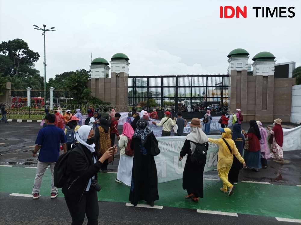 Potret Emak-Emak Demo 21 April, Bentangkan Spanduk Besar di Jalan 