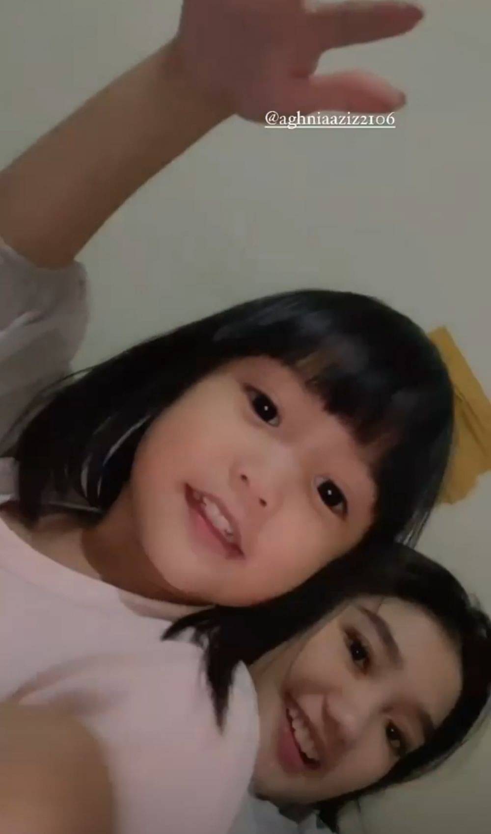 10 Potret Chandrika Chika Momong Ponakan