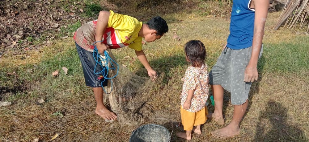 Keseruan Warga Lamongan Berburu Ikan 'Mabuk' di Bengawan Solo